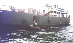 Naomh Eanna, unloading to a currach