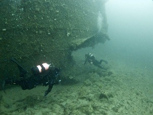 Divers at the bow. Note the damage caused by the grounding to the bow.